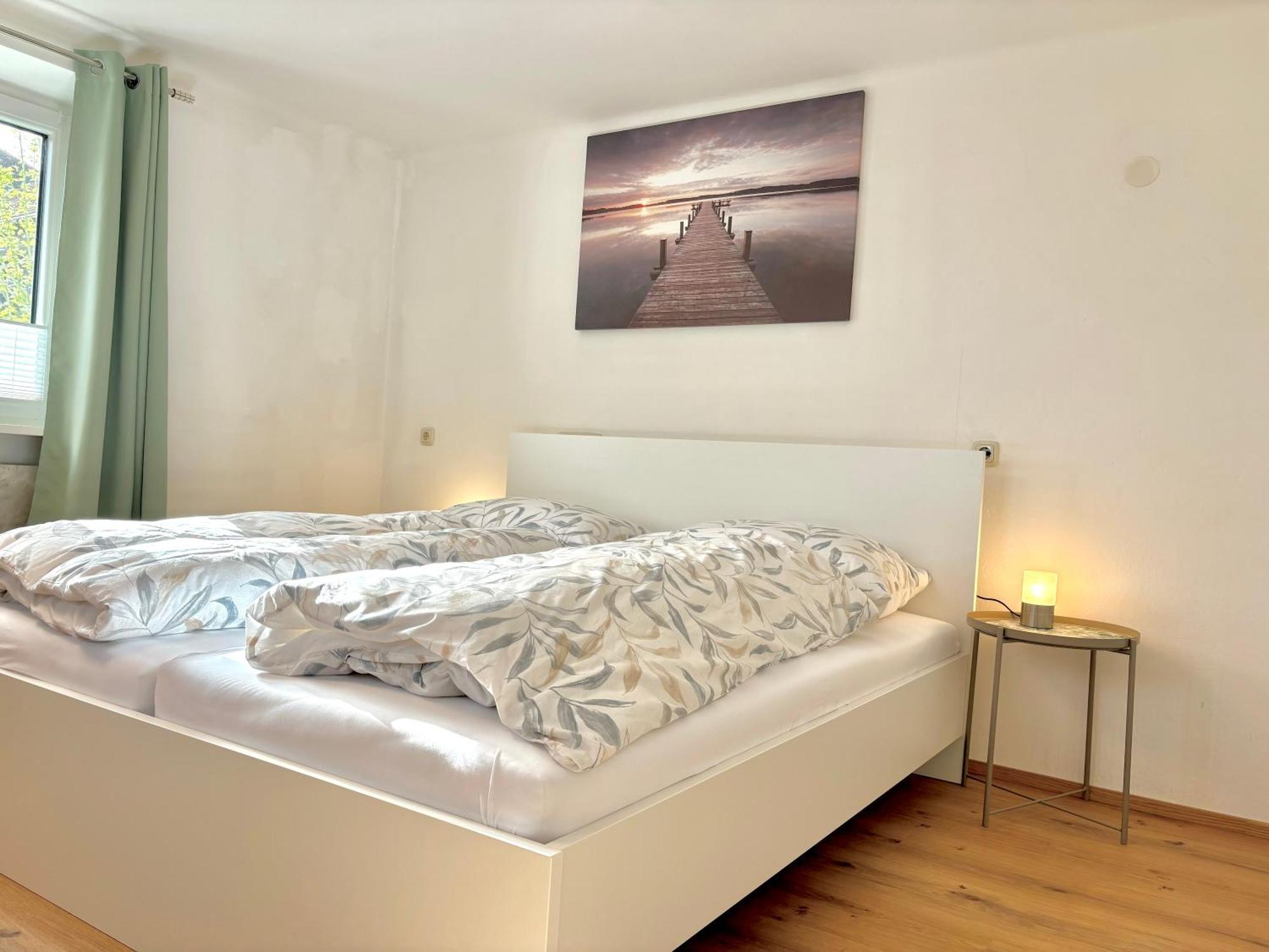 Gaesthaus "Seeblick" Seekirchen am Wallersee Room photo