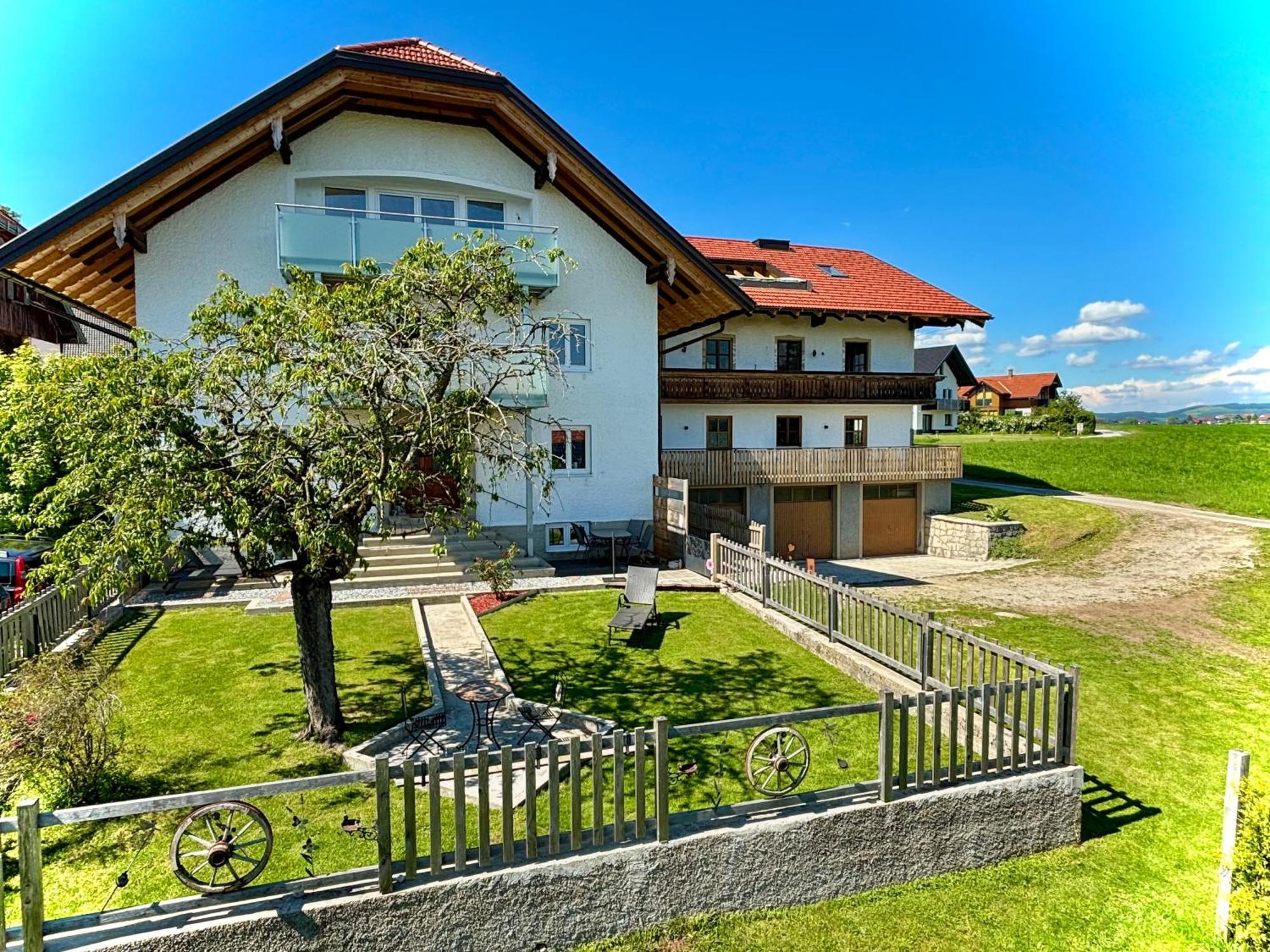 Gaesthaus "Seeblick" Seekirchen am Wallersee Exterior photo